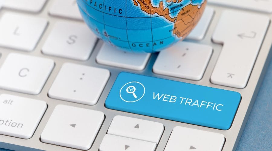 Nhà thiết kế UX/UI đang phác thảo cấu trúc website trên giấy để tối ưu hành trình người dùng